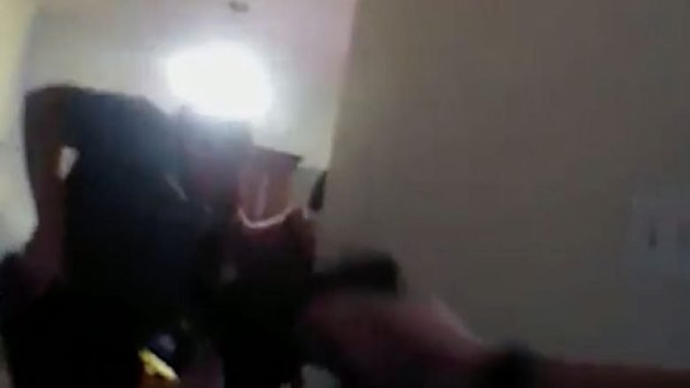 Polici ngatërron revolen elektrike me atë me plumba, dhe aksidentalisht plagos adoleshentin (Video, +18)