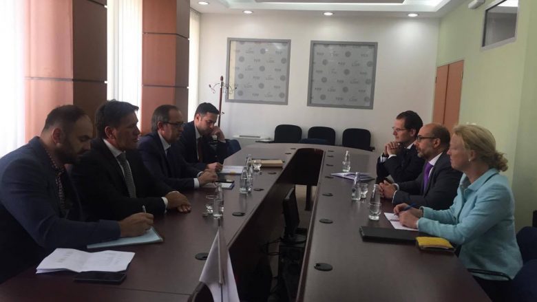 Grupi Parlametar i Lidhjes Demokratike të Kosovës priti në takim ekipin e FMN- së