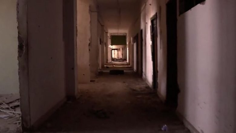 Brenda “burgut të vdekjes”: Zbulohet vendi ku ISIS kishte torturuar me elektroshok të burgosurit, kurse në mure janë gjetur mesazhe rrëqethëse (Foto/Video)
