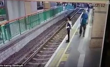 Burri shtynë gruan në binarë pa kurrfarë arsye, largohet sikur të mos kishte bërë asgjë të keqe (Video, +16)