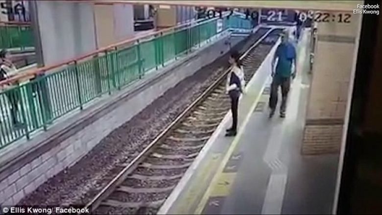 Burri shtynë gruan në binarë pa kurrfarë arsye, largohet sikur të mos kishte bërë asgjë të keqe (Video, +16)