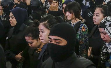 Autoret e vrasjes së gjysmë vëllait të Kim Jong-un, shoqërohen të prangosua nga qindra policë në aeroportin ku kishin helmuar Kim Jong-nam (Foto/Video)