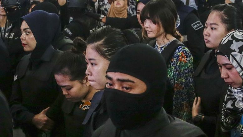 Autoret e vrasjes së gjysmë vëllait të Kim Jong-un, shoqërohen të prangosua nga qindra policë në aeroportin ku kishin helmuar Kim Jong-nam (Foto/Video)