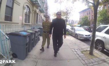 Vishet si Kim Jong-un dhe shëtitet rrugëve të New York-ut, reagimet e qytetarëve ishin nga më të ndryshmet (Video)