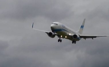 Pamje rrëqethëse: Erërat e forta lëvizin aeroplanin anash, sikur të ishte lodër për fëmijë (Video)