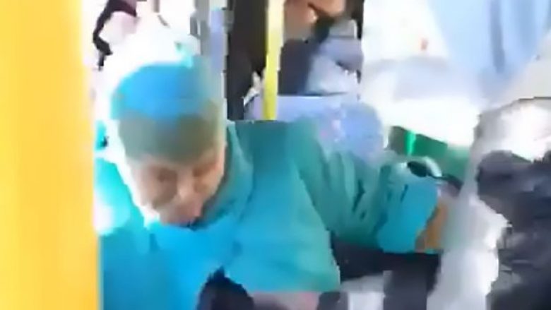 I riu i dehur bënte probleme në autobus, e pëson keq nga pensionistja e ulur afër tij (Video)