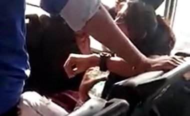 Indiania rrahet brutalisht nga bashkëkombësit në autobus, vetëm pse ishte duke udhëtuar me të dashurin e saj mysliman (Video, +18)