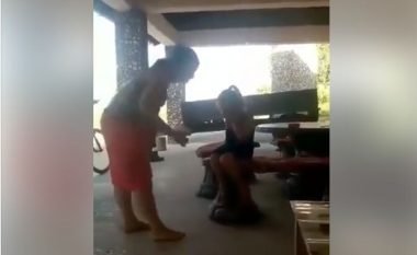 Pamjet që kanë shokuar Bosnjën: Nëna rrah brutalisht vajzën e saj të vogël (Video, +18)