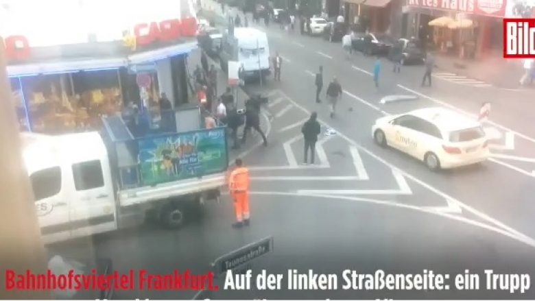 Luftë territoresh në Frankfurt, shqiptari godet me thikë marokenin (Video, +18)