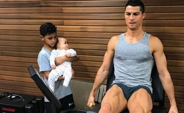 Ronaldo, baba edhe në fitnes: “Talent, punë dhe përkushtim”