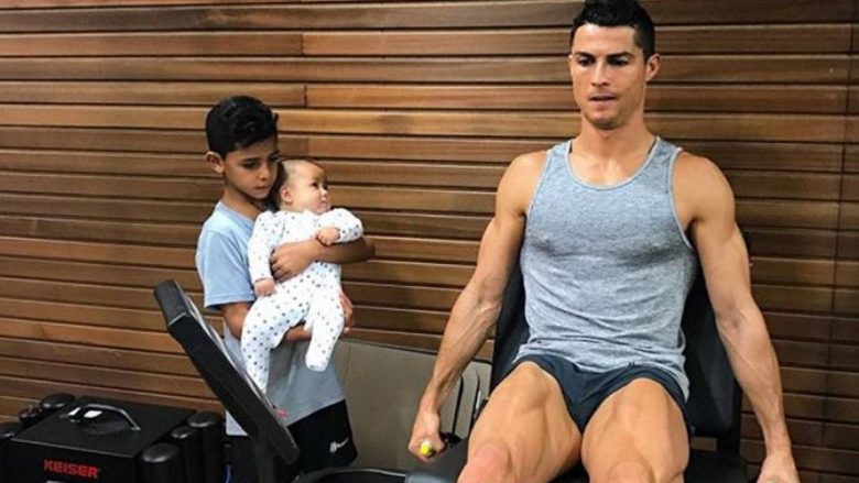 Ronaldo, baba edhe në fitnes: “Talent, punë dhe përkushtim”