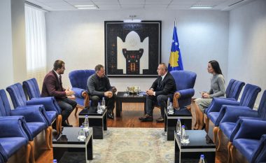 Haradinaj takon kryetarin e Skenderajt, Sami Lushtaku dhe deputetin Mërgim Lushtaku