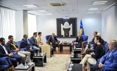 Haradinaj takon familjen e heroit të Kosovës, Agim Ramadani