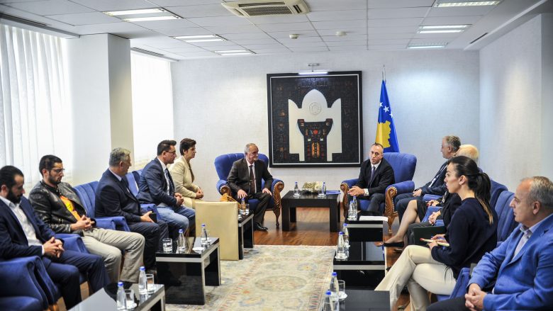 Haradinaj takon familjen e heroit të Kosovës, Agim Ramadani