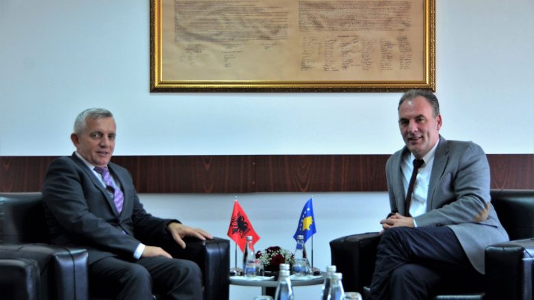 Limaj priti ambasadorin Minxhozi diskutojnë për mbledhjen e dy qeverive