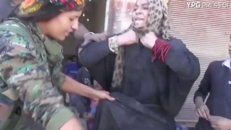 Reagimi prekës i gruas që i gëzohet çlirimit të Raqqas nga kthetrat e ISIS-it, heq mbulesën e zezë nga koka dhe përqafon ushtarët (Video)