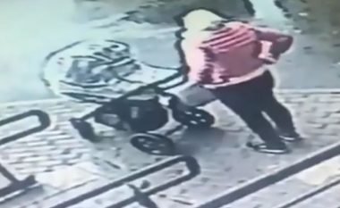 Bie dritarja nga kati i pestë dhe godet në kokë gruan dhe foshnjën në karrocë, kamerat e sigurisë filmojnë momentin rrëqethës (Video, +18)