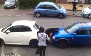 Ia kishte bllokuar veturën fqinji, kërkon ndihmën e nipit muskuloz që t’ia zgjidh problemin (Video)
