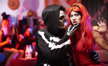 Meshkujt e martuar e shfrytëzojnë Halloween-in për t’i tradhtuar gratë