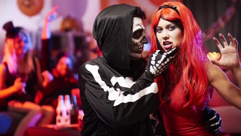 Meshkujt e martuar e shfrytëzojnë Halloween-in për t’i tradhtuar gratë