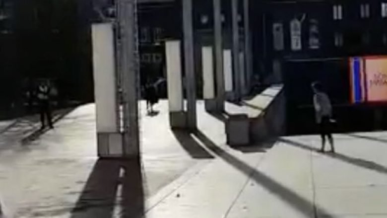 I vërsulet policisë me thikë 30 centimetra, qëllohet për vdekje në qendër të qytetit (Video, +18)