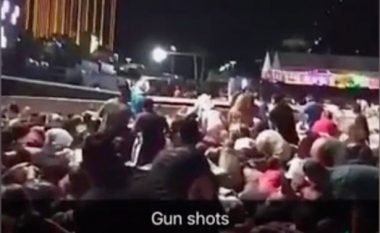 Momenti kur sulmuesit e armatosur deri në dhëmbë, fillojnë të qëllojnë mbi turmën në Las Vegas (Foto/Video)