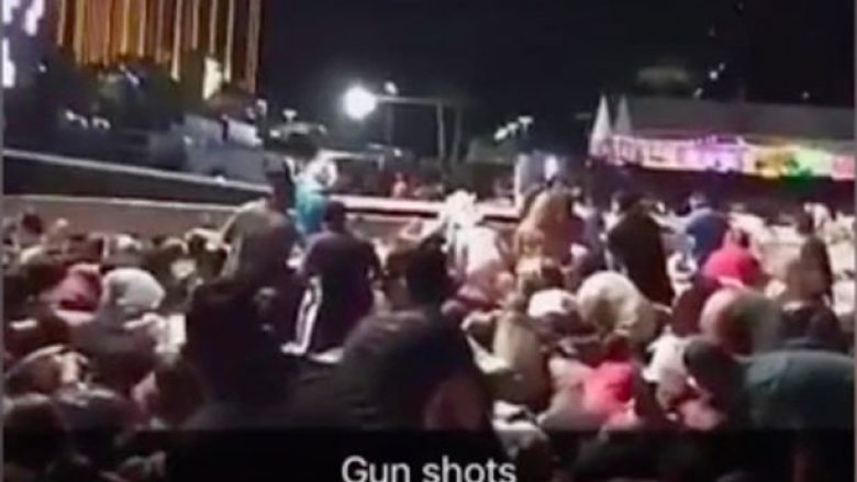 Momenti kur sulmuesit e armatosur deri në dhëmbë, fillojnë të qëllojnë mbi turmën në Las Vegas (Foto/Video)