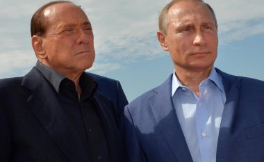 Berlusconi i dhuron Putinit për ditëlindje mbulesë për krevat – në të shihen dyshja duke i shtrënguar duart (Foto)