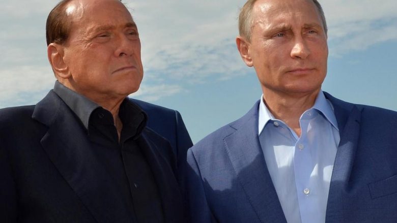 Berlusconi i dhuron Putinit për ditëlindje mbulesë për krevat – në të shihen dyshja duke i shtrënguar duart (Foto)