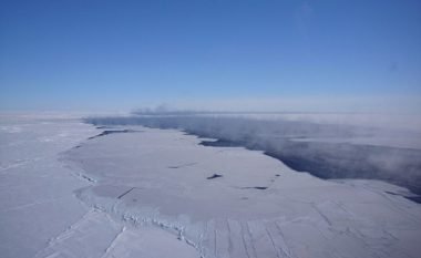 Shfaqet në Antarktidë gropa e madhësisë së një shteti amerikan, shkencëtarët nuk kanë përgjigje për këtë (Foto)