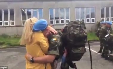 Rikthehet në shtëpi pas gjashtë muajve mision ushtarak, e bija vrapon për ta përqafuar babanë – i biri nuk mund të ecë nga emocionet dhe lotët (Video)