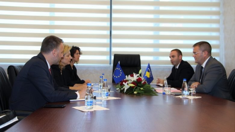 U.D i Guvernatorit, Fehmi Mehmeti priti në takim Përfaqësuesen e Zyrës së BE-së, Natalya Apostolova