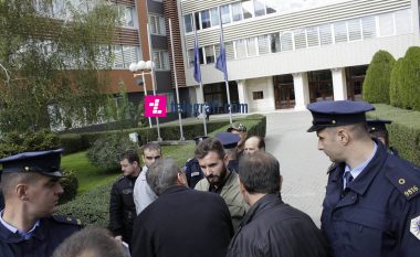 Veteranët që po protestojnë takohen me Haradinajn e Veselin