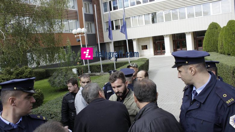 Veteranët që po protestojnë takohen me Haradinajn e Veselin