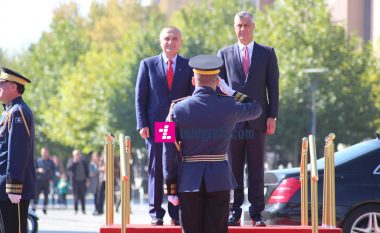 Ilir Meta arrin në Kosovë, pritet nga Thaçi me nderime shtetërore (Foto/Video)