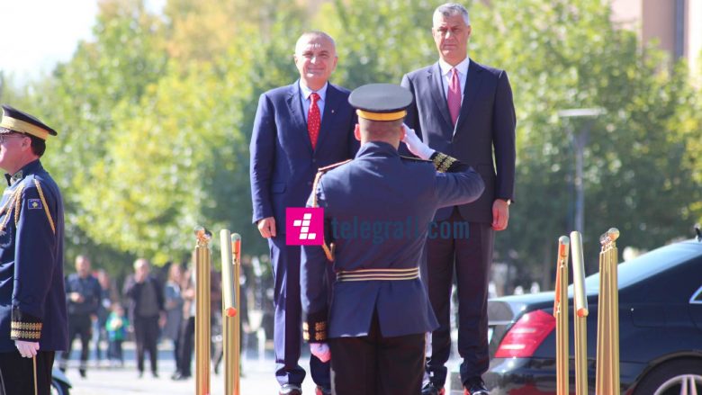 Ilir Meta arrin në Kosovë, pritet nga Thaçi me nderime shtetërore (Foto/Video)