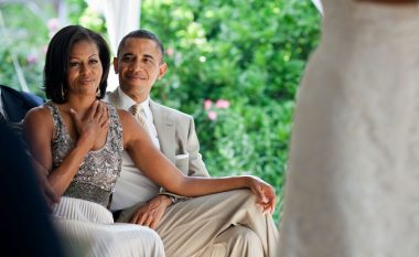 Në fotografi: 48 imazhe romantike të Barack dhe Michelle Obamas në përvjetorin e 25-të të martesës së tyre