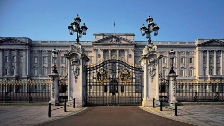 Arrestohet një grua në Londër, u përpoq të hynte në Pallatin Mbretëror (Foto)