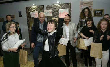 Të rinjtë e ‘Down Syndrome Kosova’ me ekspozitë “Bukuritë përmes fotografisë” (Foto/Video)