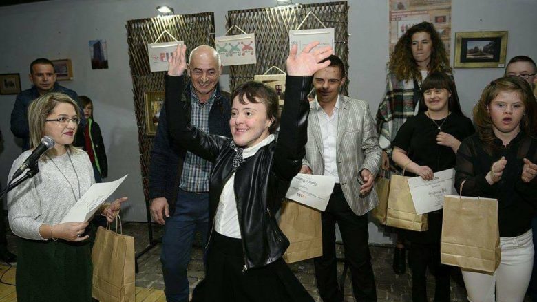 Të rinjtë e ‘Down Syndrome Kosova’ me ekspozitë “Bukuritë përmes fotografisë” (Foto/Video)