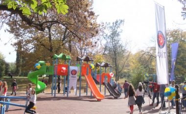 Parku i qytetit me lodra edhe për fëmijët me aftësi të kufizuara