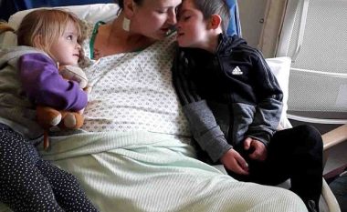 Prekëse: Gruaja e sëmurë me kancer shfrytëzon momentet e fundit të jetës – përshëndetet me të birin me sindromën Down (Foto/Video)
