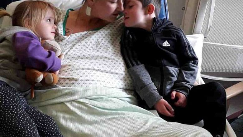 Prekëse: Gruaja e sëmurë me kancer shfrytëzon momentet e fundit të jetës – përshëndetet me të birin me sindromën Down (Foto/Video)