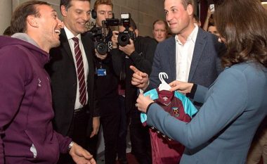 Princi dhe princesha vizitojnë klubin e West Ham, dhurata për dy fëmijët e tyre (Foto)