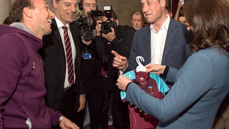 Princi dhe princesha vizitojnë klubin e West Ham, dhurata për dy fëmijët e tyre (Foto)