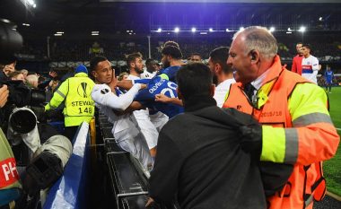 Përleshje masive mes lojtarëve në ndeshjen Everton – Lyon, përfshihen edhe tifozët vendas duke goditur lojtarët francez (Foto/Video)