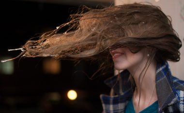 Flokët e lagur mund të shkaktojnë migrenën dhe paralizën e fytyrës