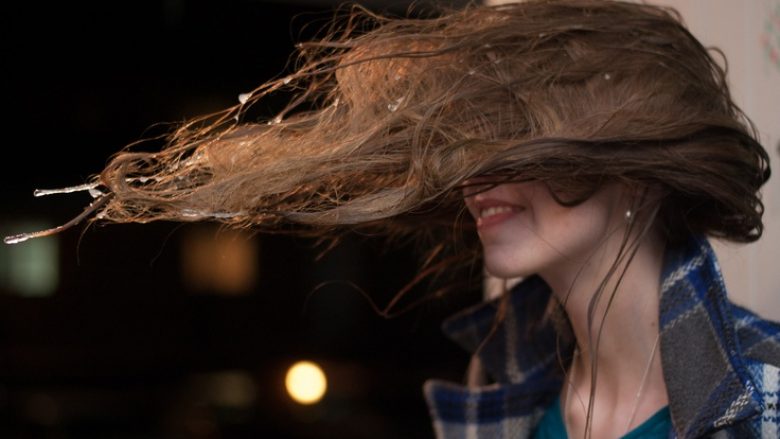 Flokët e lagur mund të shkaktojnë migrenën dhe paralizën e fytyrës