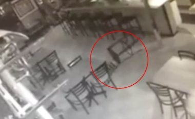 Aktivitet i pazakontë në restorant, karriget lëvizin dhe rrëzohen vet (Video)