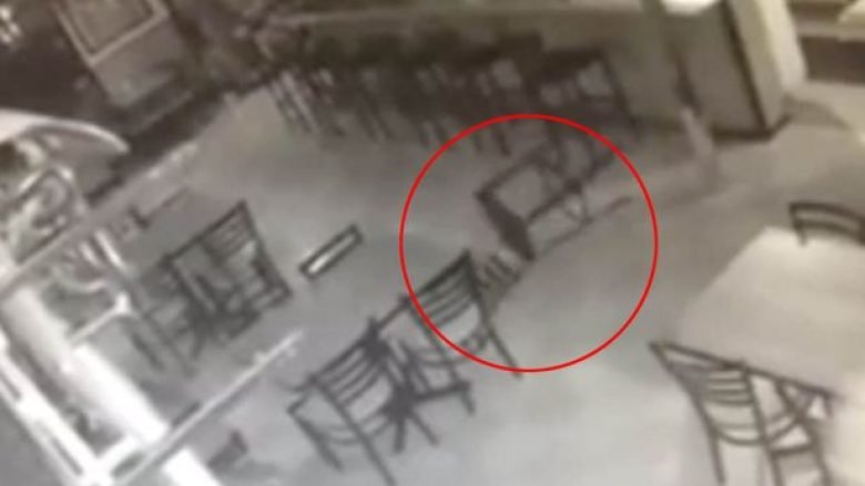 Aktivitet i pazakontë në restorant, karriget lëvizin dhe rrëzohen vet (Video)
